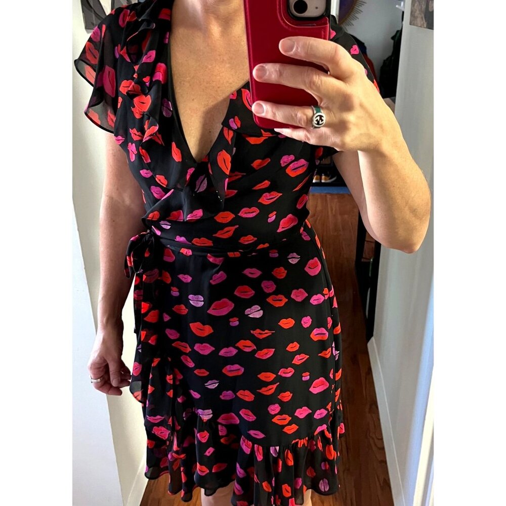 Betsey Johnson Black Wrap Dress With Red & Pink Lip Print Short Sleeves Ruffle H - Picture 3 of 8